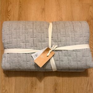West Elm Quilted Coverlet / Quilt – Light Gray – Twin / Twin XL – NWT